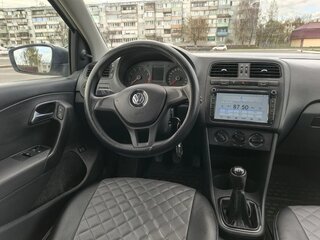 2015 Volkswagen Polo V Рестайлинг, серебристый, 690000 рублей, вид 5