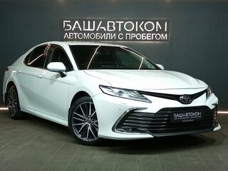 2021 Toyota Camry VIII (XV70) Рестайлинг, белый, 3049000 рублей, вид 3