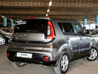 2017 Kia Soul II Рестайлинг, серебристый, 1300000 рублей, вид 3