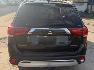2018 Mitsubishi Outlander III Рестайлинг 3, чёрный, 1800000 рублей, вид 3
