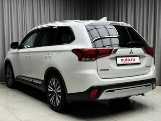 2019 Mitsubishi Outlander III Рестайлинг 3, белый, 2149000 рублей, вид 4