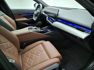 2025 BMW 5 серии 530e VIII (G60/G61/G68), чёрный, 9240000 рублей, вид 5