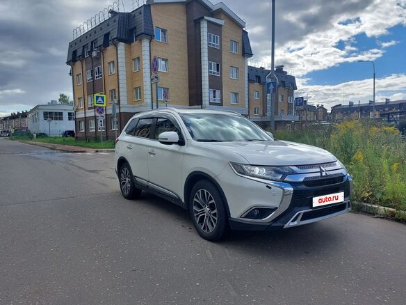 2016 Mitsubishi Outlander III Рестайлинг 2, белый, 1900000 рублей - вид 4