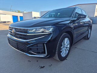 2025 Volkswagen Touareg III Рестайлинг, чёрный, 7585000 рублей, вид 3