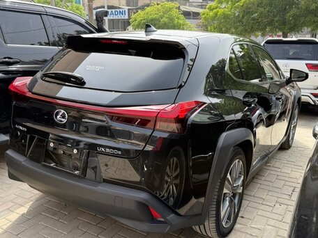 2021 Lexus UX 300e I, чёрный, 2500000 рублей, вид 3
