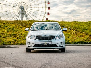 2013 Kia Rio 5-speed III, серебристый, 800000 рублей, вид 3