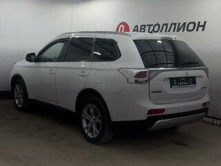 2014 Mitsubishi Outlander III Рестайлинг, белый, 1430000 рублей, вид 3
