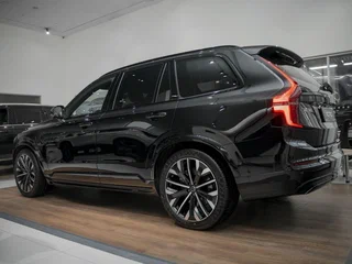 2025 Volvo XC90 T8 II Рестайлинг 2, чёрный, 13059665 рублей, вид 4