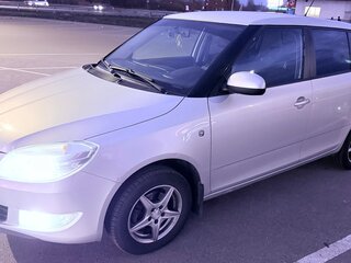 2013 Skoda Fabia II Рестайлинг, серебристый, 650000 рублей, вид 1