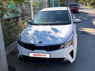 2021 Kia Rio IV Рестайлинг, белый, 1800000 рублей, вид 2