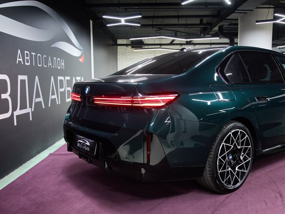 2026 BMW 7 серии 740 xDrive VII (G70) Рестайлинг, зелёный, 27790000 рублей - вид 10