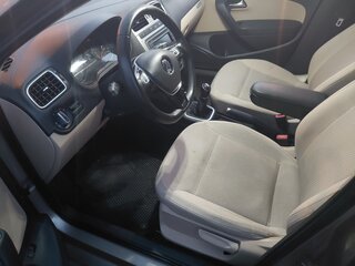 2017 Volkswagen Polo V Рестайлинг, бежевый, 900000 рублей, вид 5