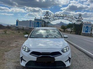 2024 Kia Ceed III Рестайлинг, белый, 2250000 рублей, вид 1