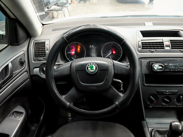 2011 Skoda Octavia II (A5) Рестайлинг, белый, 650000 рублей - вид 11