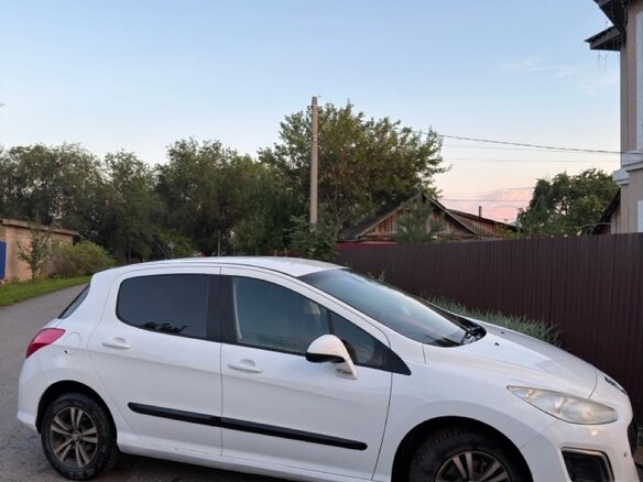 2011 Peugeot 308 I Рестайлинг, белый, 350000 рублей - вид 1