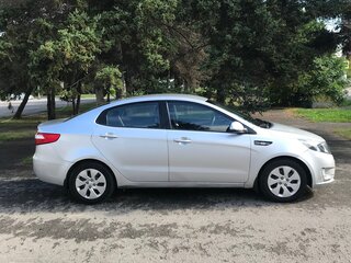 2014 Kia Rio 5-speed III, серебристый, 1090000 рублей, вид 3