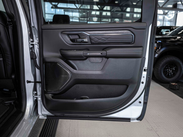 2026 Ram 1500 Crew Cab V Рестайлинг, серебристый, 12105636 рублей - вид 18