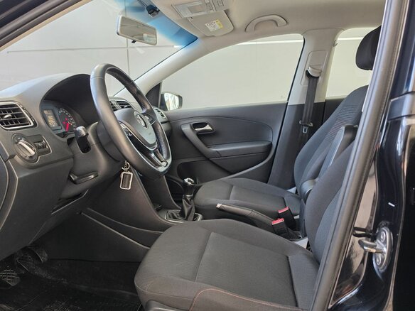 2017 Volkswagen Polo V Рестайлинг, чёрный, 899000 рублей - вид 9