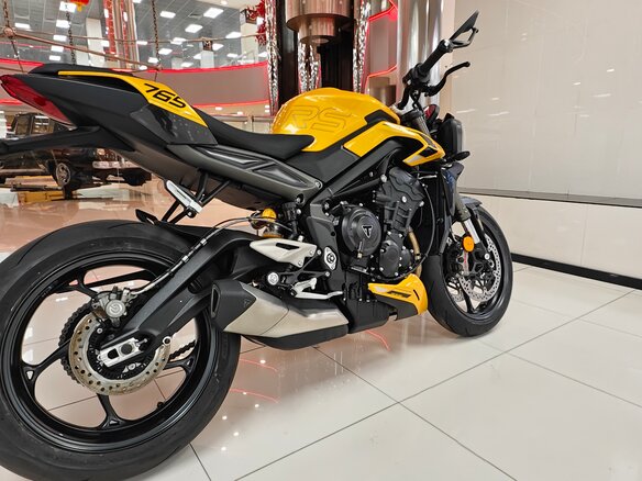 2025 Triumph Street Triple, жёлтый, 1550000 рублей - вид 4