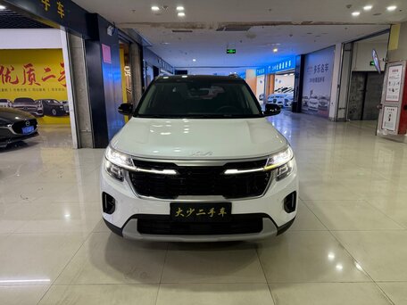 2023 Kia Seltos I Рестайлинг, белый, 1539900 рублей, вид 1