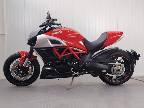 2011 Ducati Diavel, красный, 849000 рублей - вид 4