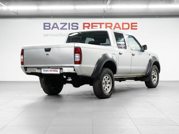 2010 Nissan NP300, серебристый, 1040000 рублей - вид 4
