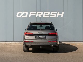 2024 Audi Q7 45 TFSI II (4M) Рестайлинг 2, серый, 7720000 рублей, вид 4