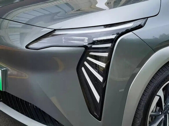 2025 Aion Y Plus 58.9 kWh, серебристый, 1448069 рублей - вид 7