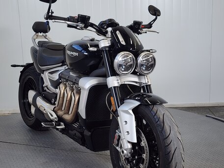 2020 Triumph Rocket 3, чёрный, 1769000 рублей, вид 3