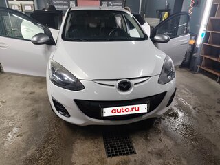 2014 Mazda 2 II Рестайлинг (DE2), белый, 850000 рублей, вид 2