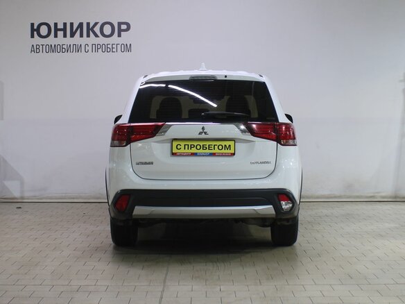 2018 Mitsubishi Outlander III Рестайлинг 2, белый, 1999000 рублей - вид 5