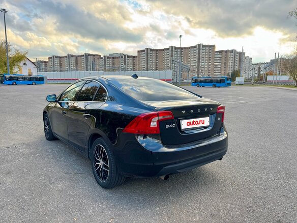2013 Volvo S60 II, чёрный - вид 4