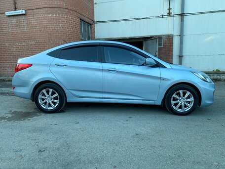 2012 Hyundai Solaris I, серебристый, 790000 рублей, вид 3