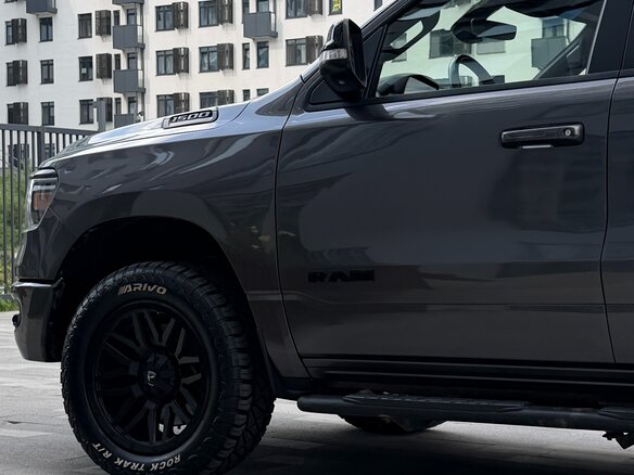 2021 Ram 1500 Quad Cab IV (DS/DJ), серый, 4650000 рублей - вид 14