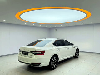 2023 Skoda Superb III Рестайлинг, белый, 1990700 рублей, вид 4