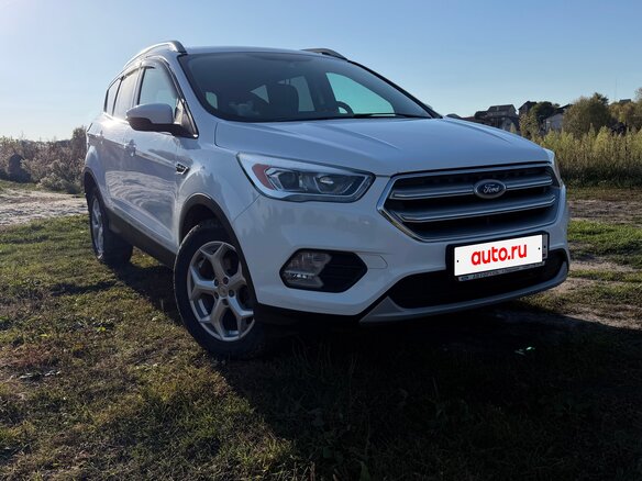 2017 Ford Kuga II Рестайлинг, белый, 1840000 рублей - вид 2