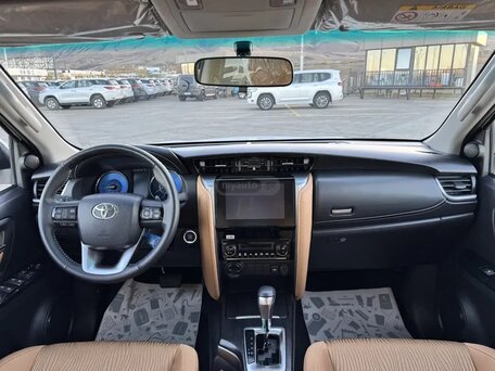 2023 Toyota Fortuner II Рестайлинг, белый, 5140000 рублей, вид 5
