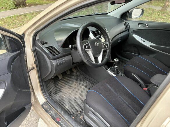 2011 Hyundai Solaris I, бежевый, 400000 рублей - вид 4