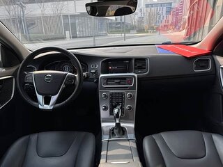 2018 Volvo S60 II Рестайлинг, белый, 1390000 рублей, вид 3