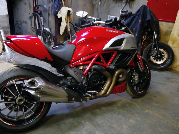 2011 Ducati Diavel, красный - вид 7