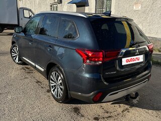 2020 Mitsubishi Outlander III Рестайлинг 3, синий, 2550000 рублей, вид 4