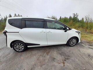 2017 Toyota Sienta II, белый, 1600000 рублей, вид 2