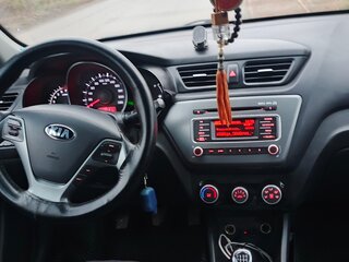2015 Kia Rio III Рестайлинг, чёрный, 800000 рублей, вид 3