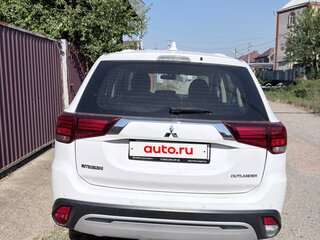 2019 Mitsubishi Outlander III Рестайлинг 3, белый, 1750000 рублей, вид 3