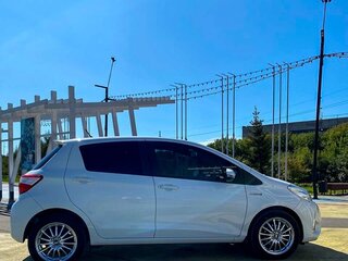 2017 Toyota Vitz III (XP130) Рестайлинг 2, белый, 1275000 рублей, вид 4