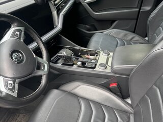 2018 Volkswagen Touareg III, серый, 6300000 рублей, вид 4