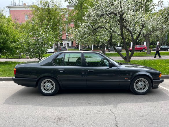 1993 BMW 7 серии 740i II (E32), серый