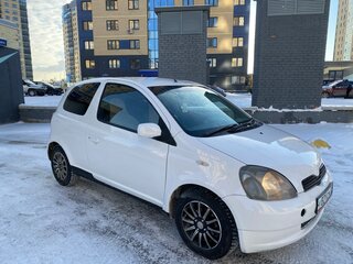 2001 Toyota Vitz I (P10), белый, 325000 рублей, вид 1