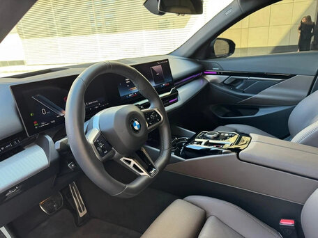 2026 BMW 5 серии 520d xDrive VIII (G60/G61/G68), серый, 7330000 рублей, вид 2