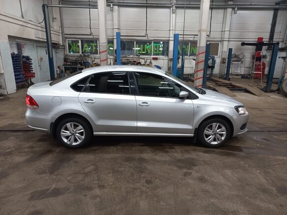 2013 Volkswagen Polo V, серебристый, 900000 рублей - вид 2